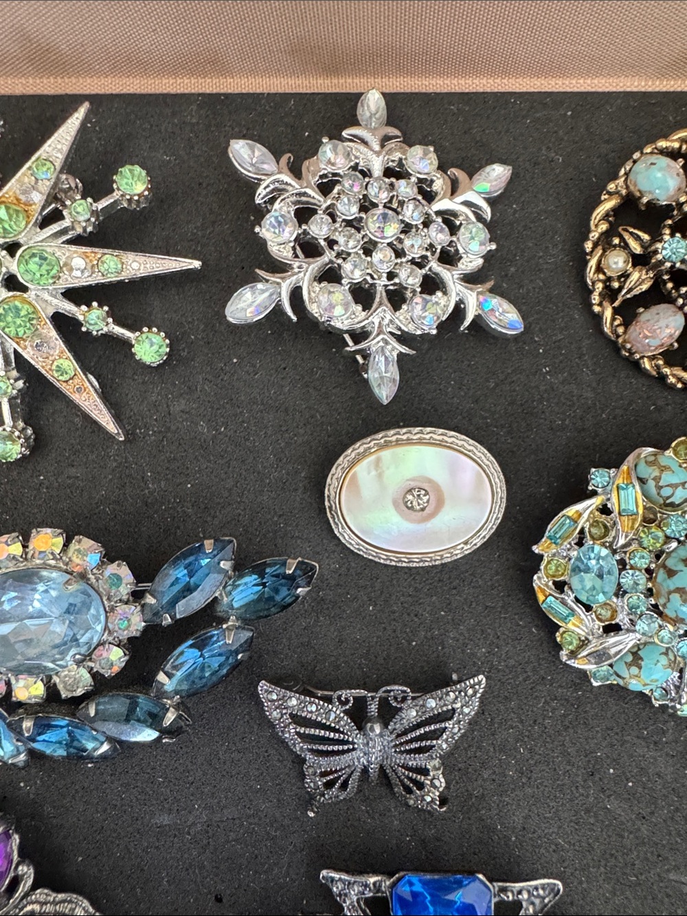 LOT OF TWENTY (20) VINTAGE ASSORTED SILVER TONE & GOLD TONE BROOCHES PINS - Picture 8 of 11